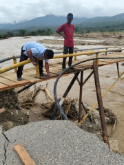 PERUMDA TIRTA SEJUK PULIHKAN LAYANAN AIR BERSIH AIH BOBO PASCA BANJIR DAN PUTUSNYA JEMBATAN